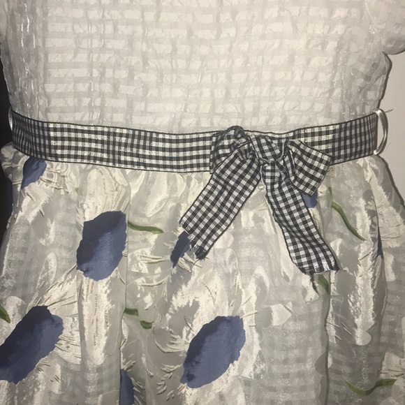 Beautiful white flower dress Size 5 - Picture 5 of 10